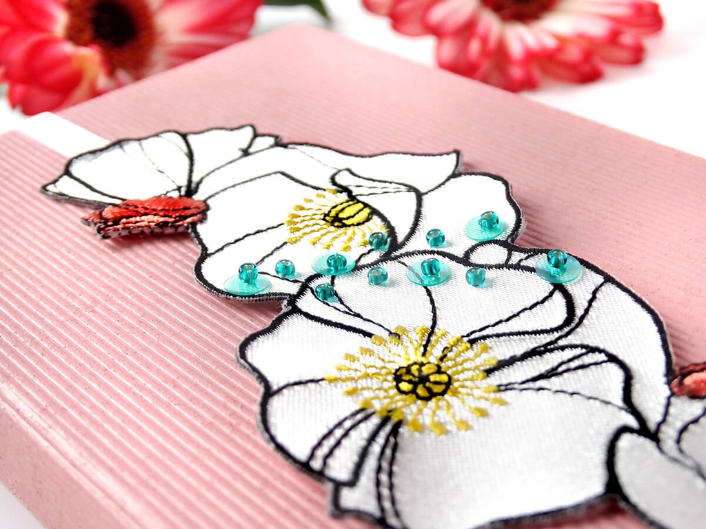 Broderies, perles et sequins iridescents