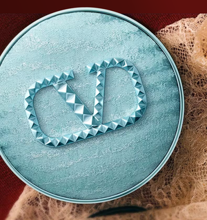 Valentino, Go-Cushion Glow « Ciel Baroque »