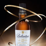 tour de col Ballantine’s, cordon lacet ciré, médaille métal, insert bois de chêne gravé, effet brûlé