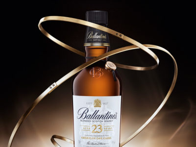 tour de col Ballantine’s, cordon lacet ciré, médaille métal, insert bois de chêne gravé, effet brûlé