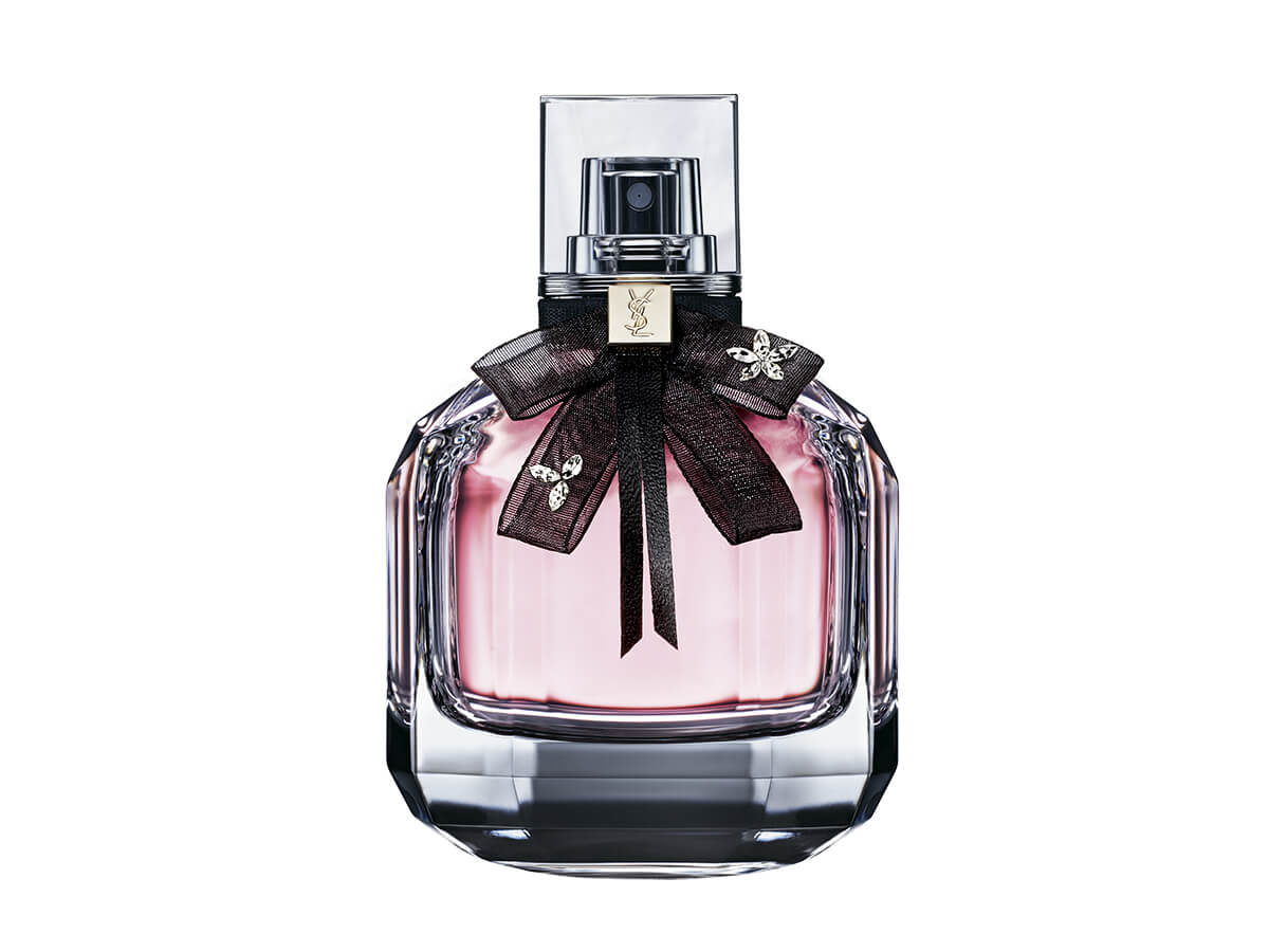 Mon Paris Parfum Floral, d’Yves Saint Laurent, ruban mousseline, strass, apposé manuellement