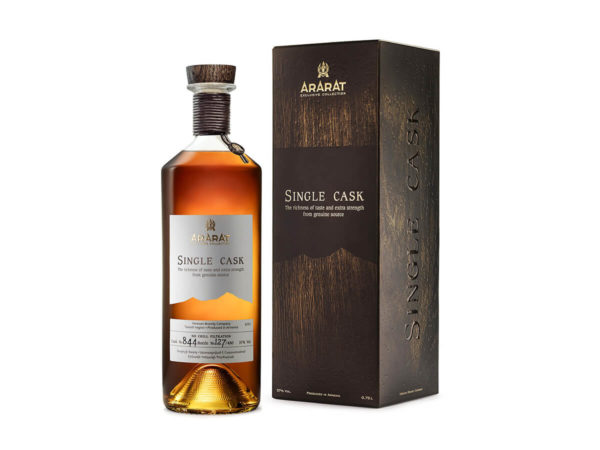 Brandy Single Cask Ararat, sceau zamak, logo injecté, finition or, tour de col cordon de cuir