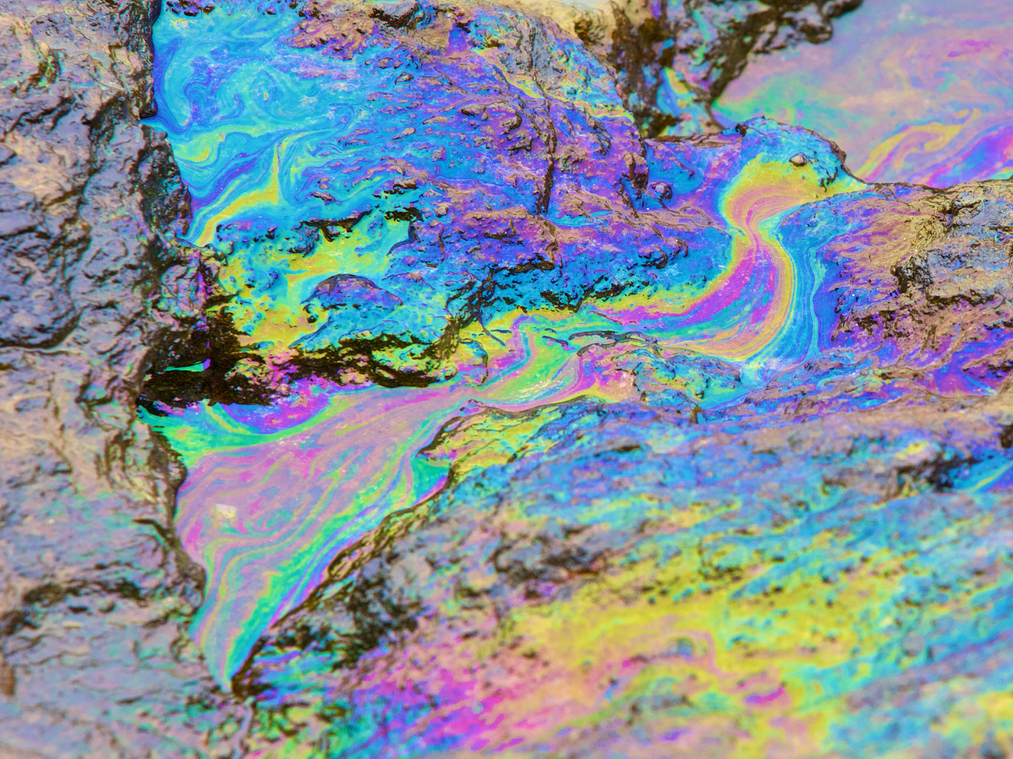 Бензиновые разводы на воде